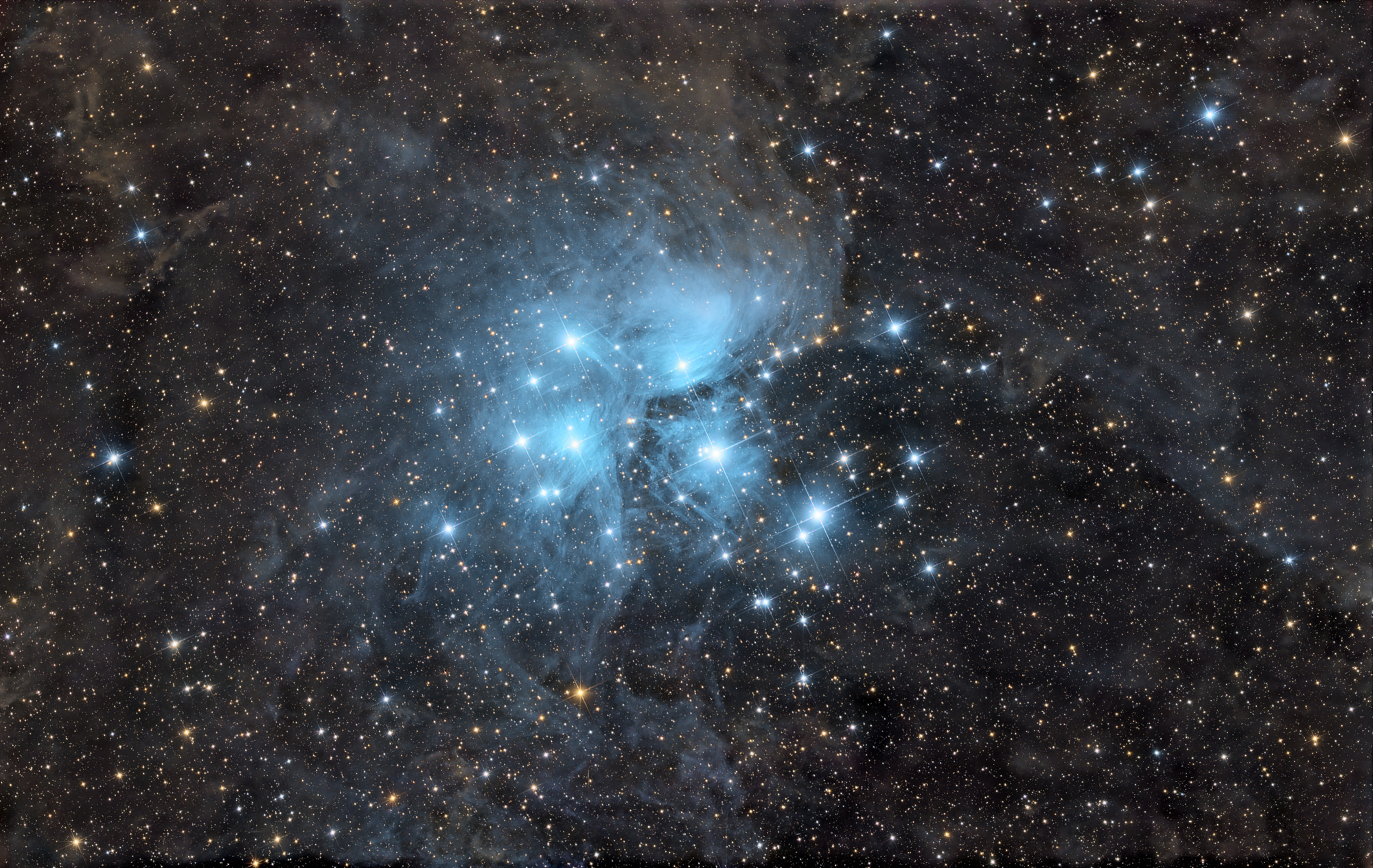 Die Plejaden, Messier 45, sind ein offener Sternhaufen mit heißen B-Typ-Sternen mittleren Alters im Nordwesten des Sternbilds Stier.